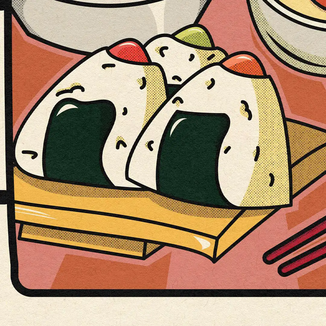 Détail des onigiri à l'algue nori alignés sur leur planche jaune